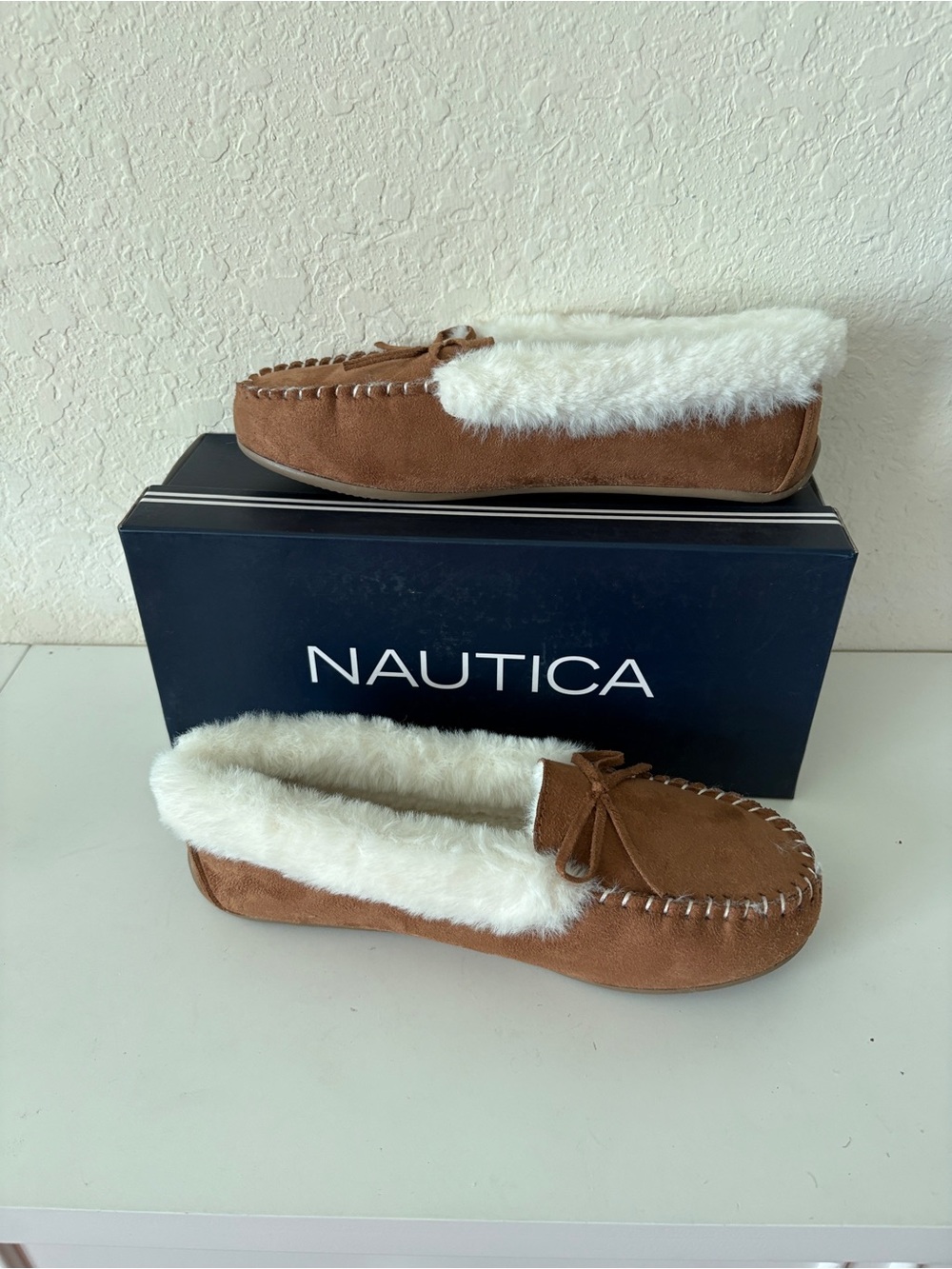 NIB Nautica Woman’s Tan  Fur Lined Moccasin Slipper With Solid Sole SZ 7
